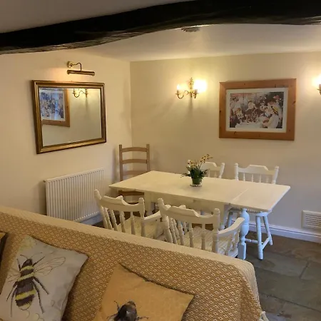 Number Seven Grade Ii Listed Cosy With Free Parking Feriehus *