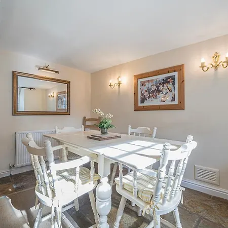 Number Seven Grade Ii Listed Cosy With Free Parking Tatil Evi