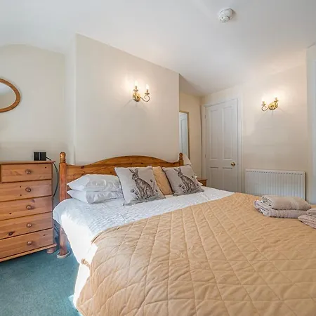 Number Seven Grade Ii Listed Cosy With Free Parking
