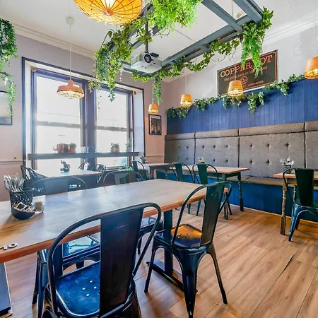 Number Seven Grade Ii Listed Cosy With Free Parking *